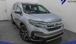 2022 Honda Pilot Touring w/Rear Captain's Chairs
