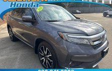 2022 Honda Pilot Touring w/Rear Captain's Chairs