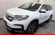 2022 Honda Pilot Touring w/Rear Captain's Chairs