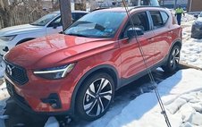 2023 Volvo XC40 B5 Plus Dark Theme