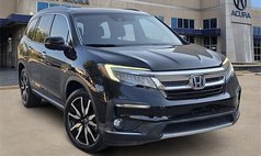 2020 Honda Pilot Touring w/Rear Captain's Chairs