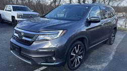 2022 Honda Pilot Touring w/Rear Captain's Chairs