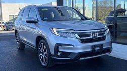 2022 Honda Pilot Touring w/Rear Captain's Chairs