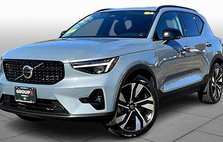 2023 Volvo XC40 B5 Ultimate Dark Theme