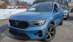 2023 Volvo XC40 B5 Plus Dark Theme
