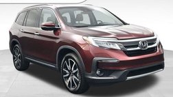 2022 Honda Pilot Touring w/Rear Captain's Chairs