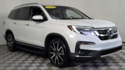 2022 Honda Pilot Touring w/Rear Captain's Chairs