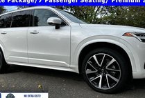 2022 Volvo XC90 T6 Momentum 7-Passenger