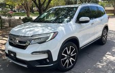 2020 Honda Pilot Touring w/Rear Captain's Chairs