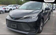 2022 Toyota Sienna LE 8-Passenger