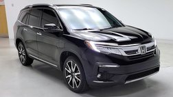 2022 Honda Pilot Touring w/Rear Captain's Chairs