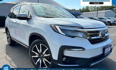 2022 Honda Pilot Touring w/Rear Captain's Chairs
