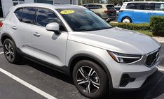 2023 Volvo XC40 B5 Plus Bright Theme