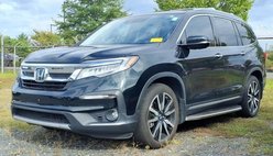 2021 Honda Pilot Touring w/Rear Captain's Chairs