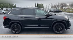 2022 Honda Pilot Touring w/Rear Captain's Chairs