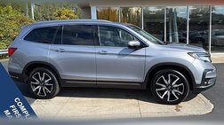 2022 Honda Pilot Touring w/Rear Captain's Chairs