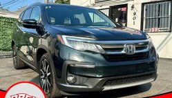 2020 Honda Pilot Touring w/Rear Captain's Chairs