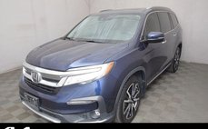 2019 Honda Pilot Touring w/Rear Captain's Chairs