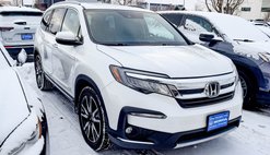 2020 Honda Pilot Touring w/Rear Captain's Chairs