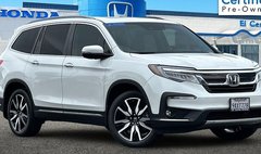 2022 Honda Pilot Touring w/Rear Captain's Chairs