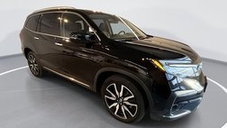 2022 Honda Pilot Touring w/Rear Captain's Chairs