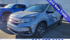 2022 Honda Pilot Touring w/Rear Captain's Chairs