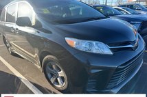 2020 Toyota Sienna LE 7-Passenger FWD with Auto-Access Seat