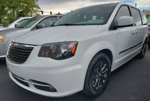2016 Chrysler Town and Country S