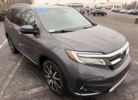 2022 Honda Pilot Touring w/Rear Captain's Chairs