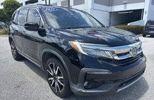 2021 Honda Pilot Touring w/Rear Captain's Chairs