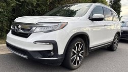2022 Honda Pilot Touring w/Rear Captain's Chairs