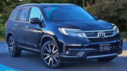 2022 Honda Pilot Touring w/Rear Captain's Chairs