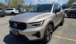 2023 Volvo XC40 B5 Plus Dark Theme