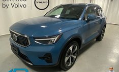 2025 Volvo XC40 B5 Plus Bright Theme