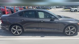 2024 Volvo S60 B5 Plus Dark Theme