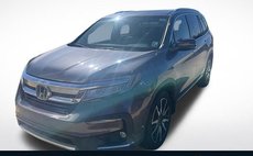 2020 Honda Pilot Touring w/Rear Captain's Chairs