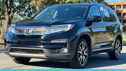 2022 Honda Pilot Touring w/Rear Captain's Chairs