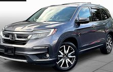 2022 Honda Pilot Touring w/Rear Captain's Chairs