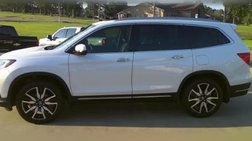 2022 Honda Pilot Touring w/Rear Captain's Chairs