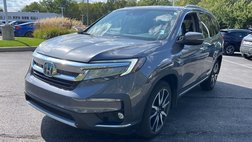 2022 Honda Pilot Touring w/Rear Captain's Chairs