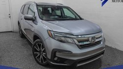 2022 Honda Pilot Touring w/Rear Captain's Chairs