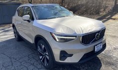 2025 Volvo XC40 B5 Ultra Bright Theme