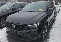 2023 Volvo XC40 B5 Plus Dark Theme