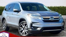 2020 Honda Pilot Touring w/Rear Captain's Chairs