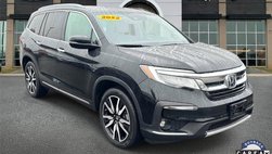2022 Honda Pilot Touring w/Rear Captain's Chairs