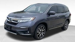 2022 Honda Pilot Touring w/Rear Captain's Chairs