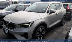 2025 Volvo XC40 B5 Ultra Bright Theme