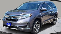 2022 Honda Pilot Touring w/Rear Captain's Chairs