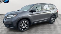 2022 Honda Pilot Touring w/Rear Captain's Chairs