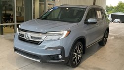 2022 Honda Pilot Touring w/Rear Captain's Chairs